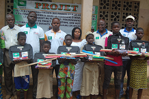 Remise de kits scolaires aux bénéficiaires du projet
